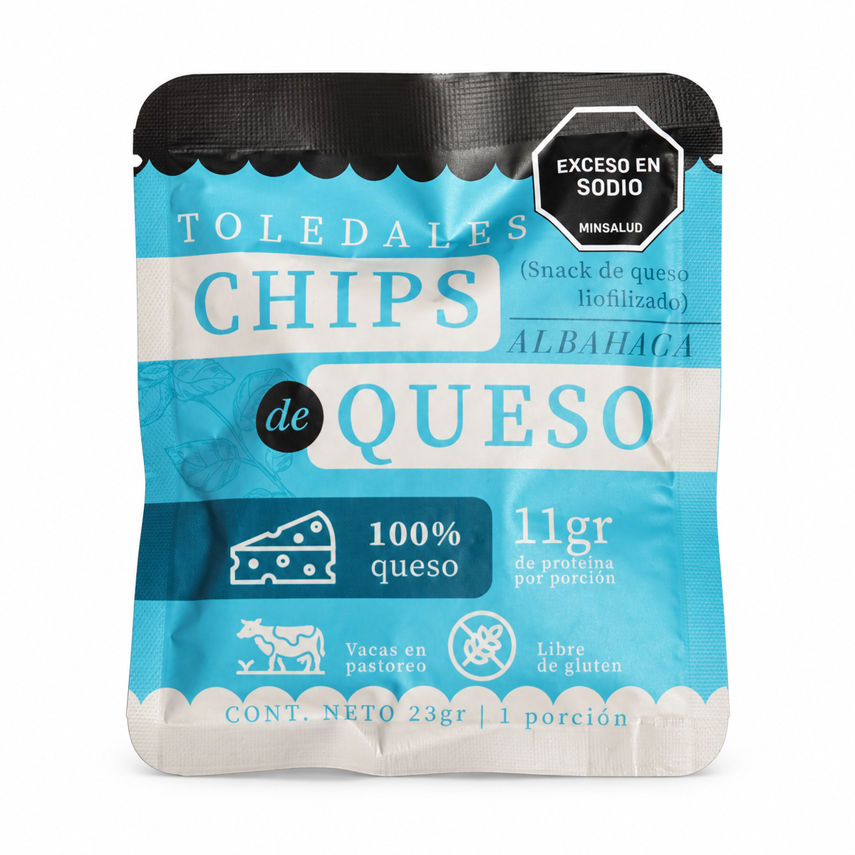 Chips de queso albahaca Toledales de 23 g sobre fondo blanco