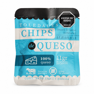 Chips de queso albahaca Toledales de 23 g sobre fondo blanco
