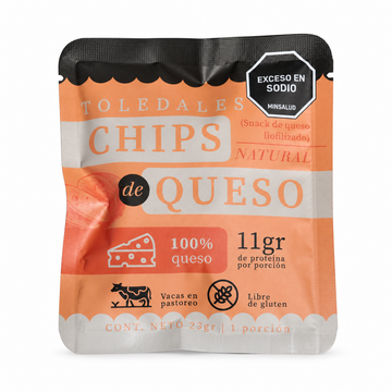 Chips de queso natural Toledales de 23 g sobre fondo blanco
